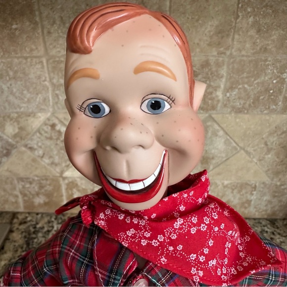Howdy Doody Limited Edition 50th Anniversary Doll with Stand - Picture 4 of 11